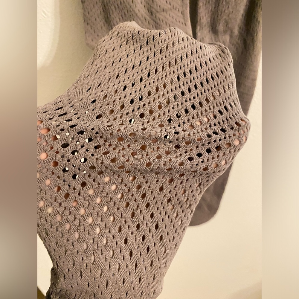 Lululemon leggings taupe/sand mesh detail size 4